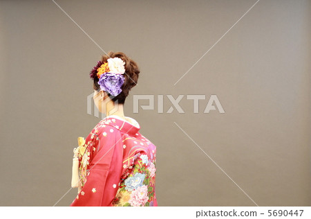 Back view of a bride in a red uchikake Japanese wedding Back view of a bride in a red uchikake Japanese wedding 5690447