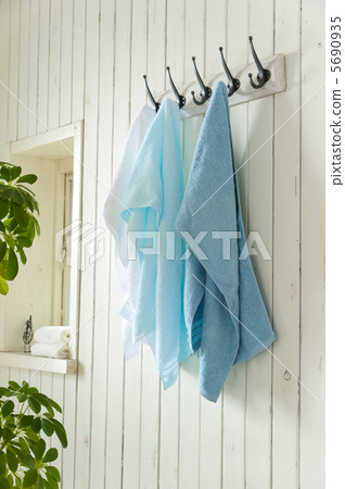 Hanger-clad bath towel 5690935