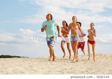 Beach running Beach running 5692144