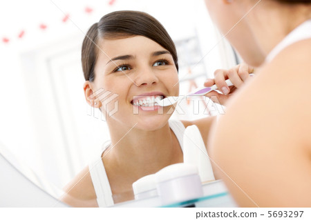 Brushing teeth 5693297
