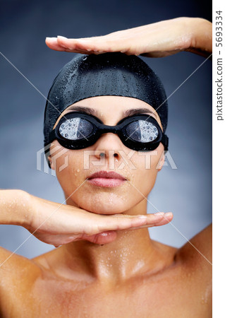 Female swimmer 5693334