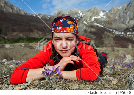 Girl in the hike Girl in the hike 5695630