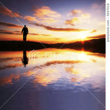 Male going on sunriset Male going on sunriset 5697018