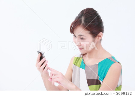 Smartphone and women in their 50s 5699122