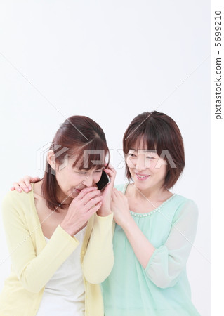 A woman who enjoys conversation 5699210