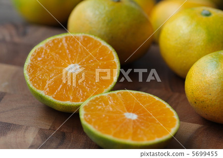 Sweet and delicious early-ripening mandarin oranges cut in half 5699455