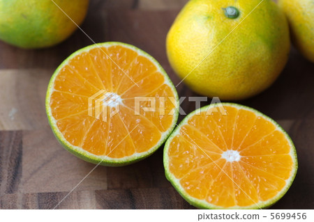 甜美可口的早熟橘子切成兩半 甜美可口的早熟橘子切成兩半 5699456