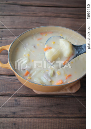 用搪瓷鍋烹調的白色大塊蔬菜燉菜 5699480