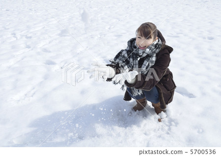 A woman who plays in the snow A woman who plays in the snow 5700536