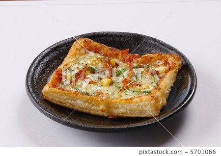 Cheese pizza 5701066
