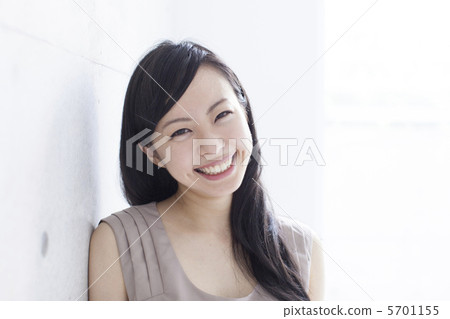 一個女人帶著微笑 一個女人帶著微笑 5701155