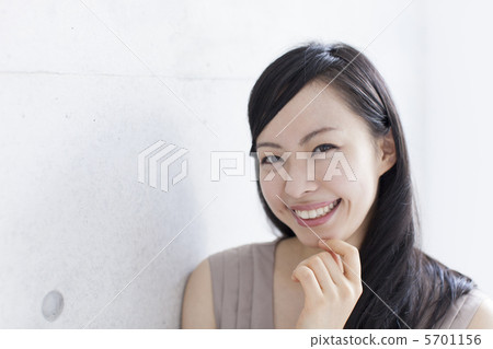 一個女人帶著微笑 一個女人帶著微笑 5701156