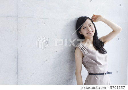 一個女人帶著微笑 一個女人帶著微笑 5701157