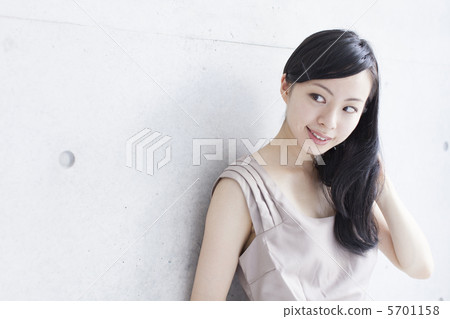 一個女人帶著微笑 一個女人帶著微笑 5701158