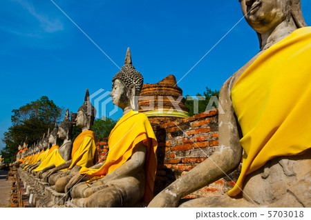 Buddhas statue 5703018
