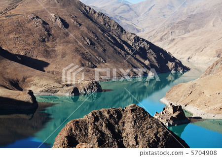 Tibetian lake Tibetian lake 5704908