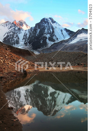 Mountains lake Mountains lake 5704923