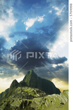 Machu-Picchu city 5704998