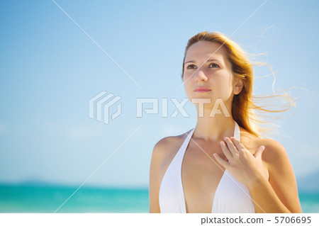 Woman on the tropical beach Woman on the tropical beach 5706695
