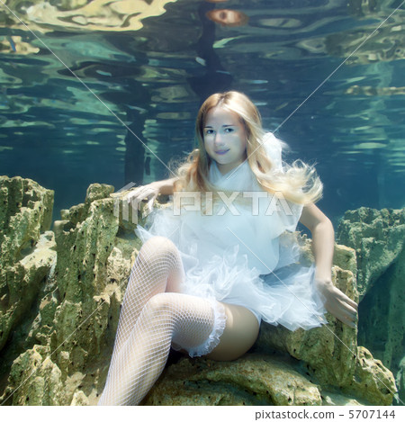 Woman underwater 5707144