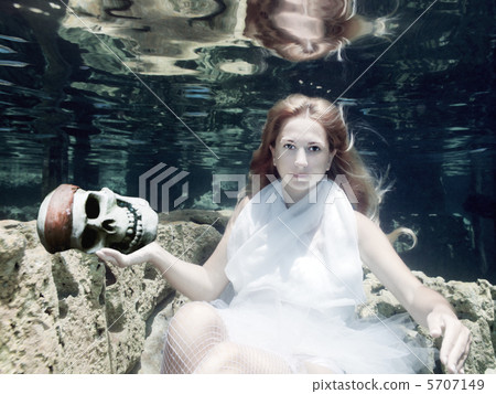 Woman with skull Woman with skull 5707149