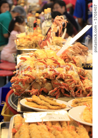 台北最大的夜市“士林夜市”美食展台 5708407