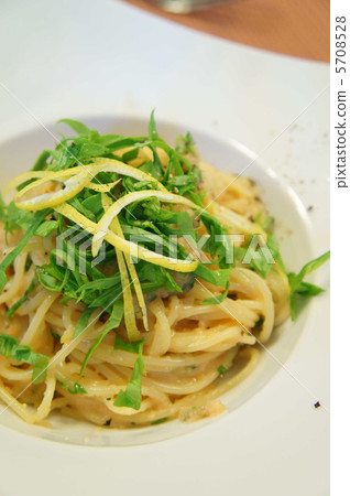 Spagetti with leek, lecola and lemon 5708528