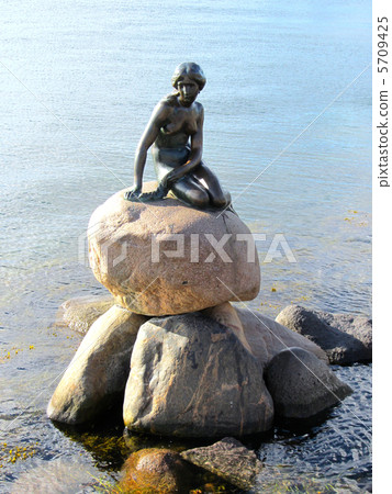 Mermaid statue 5709425