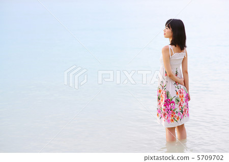 Women / sea 5709702