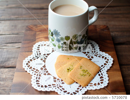 一杯奶茶和貓舌頭餅乾 5710078