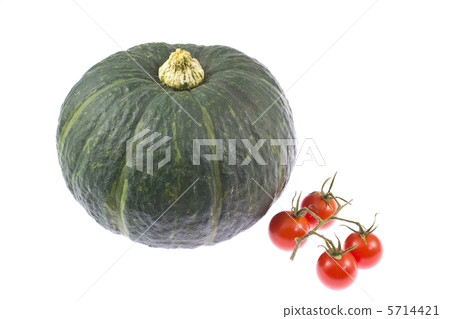 Pumpkins and mini tomatoes 5714421