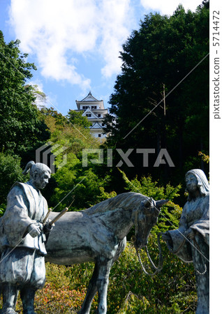 Statue of Kazuyoshi Yamauchi and Chiyo with back of Gujo Hachiman Castle 5714472