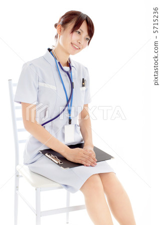 做一名患者的一個少婦與柔和的微笑 做一名患者的一個少婦與柔和的微笑 5715236