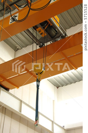 Warehouse with overhead crane 5715528