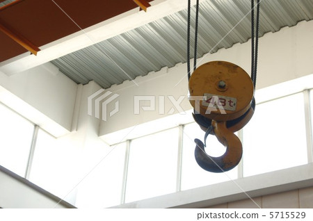 Warehouse with overhead crane 5715529