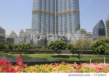 迪拜大樓旁邊的花園 迪拜大樓旁邊的花園 5716655