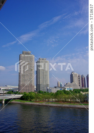 藍天和豪宅 藍天和豪宅 5718637