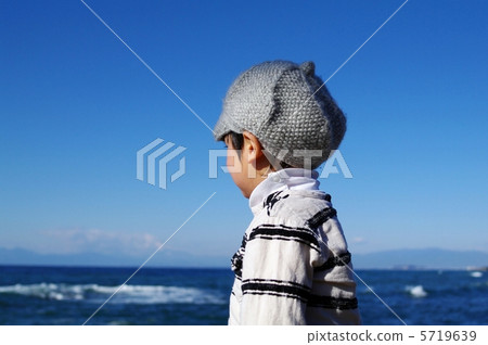 一個孩子沿著海岸散步 5719639