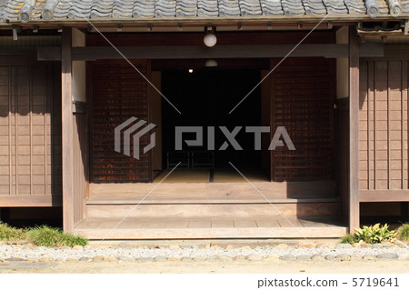 農舍的禮儀床 5719641