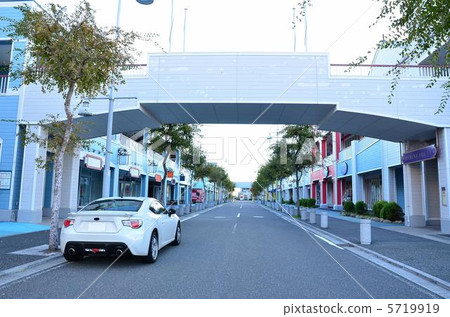 Early morning shopping facilities 5719919