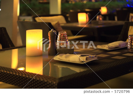 晚上的餐吧 5720796