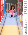 女性 滑梯 人物 5721052