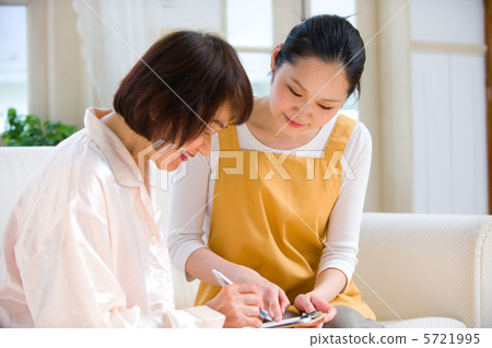 接受諮詢的高級婦女 接受諮詢的高級婦女 5721995