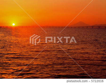 Scenery with Mt. Fuji in Chiba Prefecture · Sodegaura City "When the sun sets over at Aqua Line" 5722016