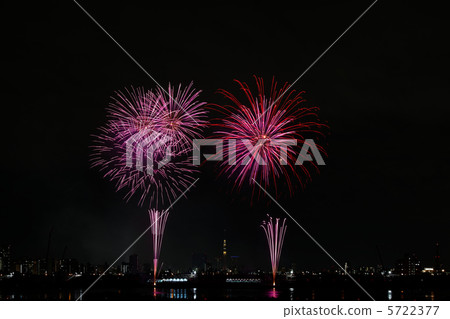 Adventitious fireworks and hands of the river Residential area light and Tokyo sky tree Adventitious fireworks and hands of the river Residential area light and Tokyo sky tree 5722377