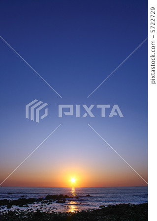 Sea and the sunrise 5722729