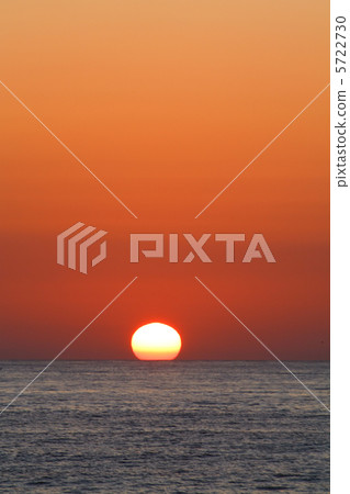 The moment of the sunrise (enlargement) 5722730