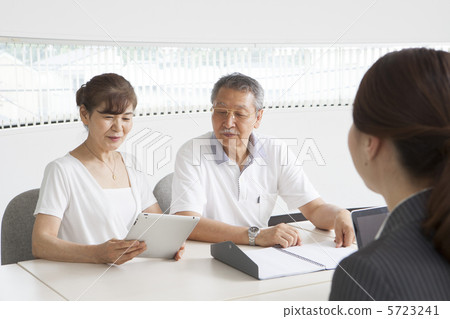 Senior couple receiving explanation Senior couple receiving explanation 5723241