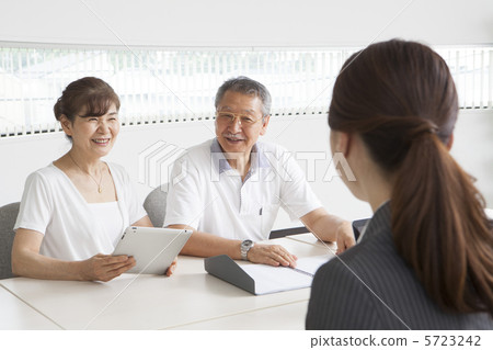 接受解釋的資深夫婦 5723242