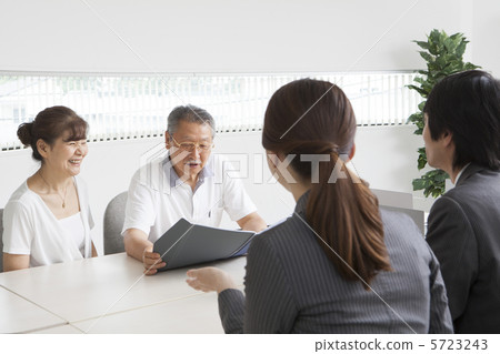 接受解釋的資深夫婦 接受解釋的資深夫婦 5723243